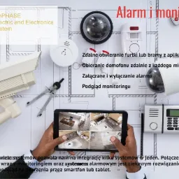 Schemat instalacji z elementami systemu alarmowego, kamerą, czujnikiem dymu, wideodomofonem, tabletem z podglądem z kamer, cyrklem kreślarskim i linijką.