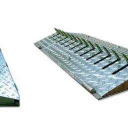 Dwa metalowe zapory drogowe z kolcami, widoczne z przodu i z boku, na białym tle.