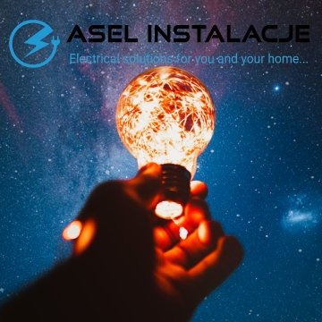 Żarówka w dłoni na tle kosmosu, logo firmy ASel Instalacje w lewym górnym rogu, napis 'Electrical solutions for you and your home...'