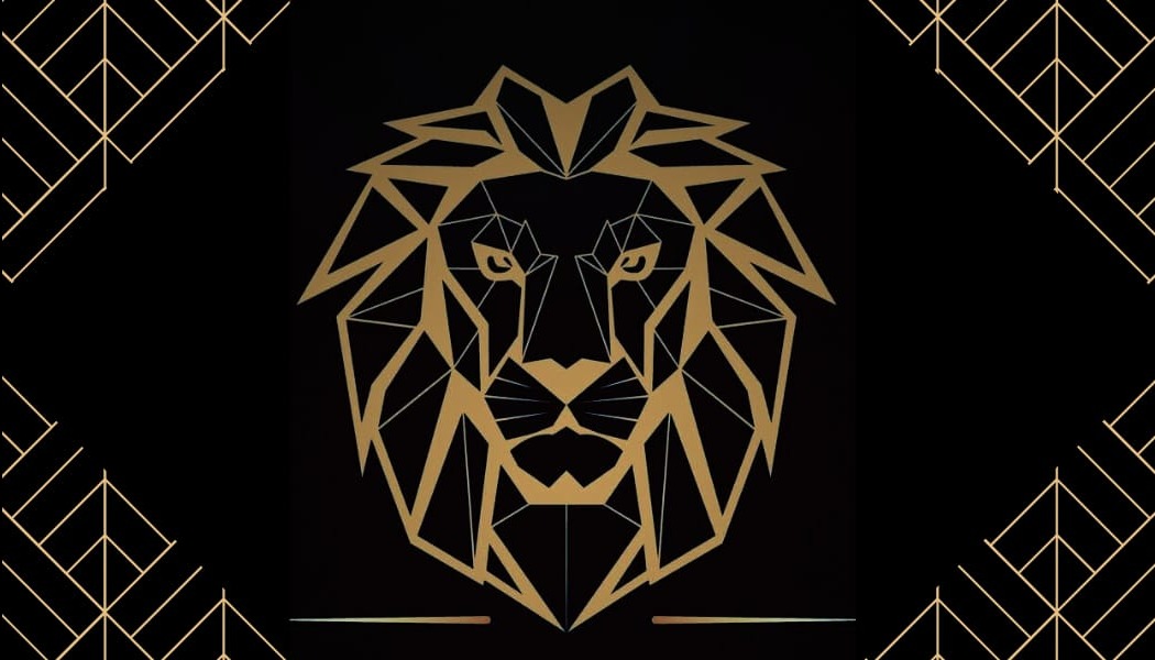 Grafika lwa w stylu Art Deco na czarnym tle, złote linie tworzą geometryczny wzór. Abstrakcyjna ilustracja głowy lwa z dekoracyjnymi elementami w rogach.