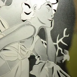 Piaskowany wzór kobiety z zamkniętymi oczami i gałązką na szkle, lacobel lub lustrze, widoczne detale wykonania.