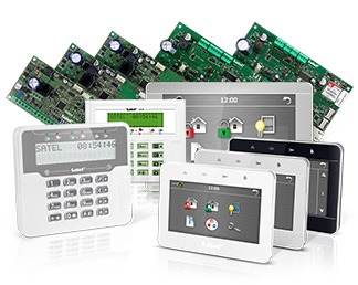 Zestaw urządzeń alarmowych marki Satel: centrale alarmowe z klawiaturami, panele dotykowe i płytki drukowane w tle.