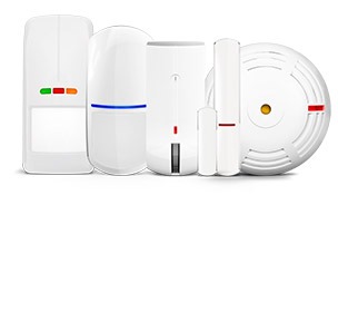 Zestaw białych czujników alarmowych różnego typu, w tym ruchu, otwarcia okien i dymu, na białym tle. Widoczne diody sygnalizacyjne na niektórych urządzeniach.