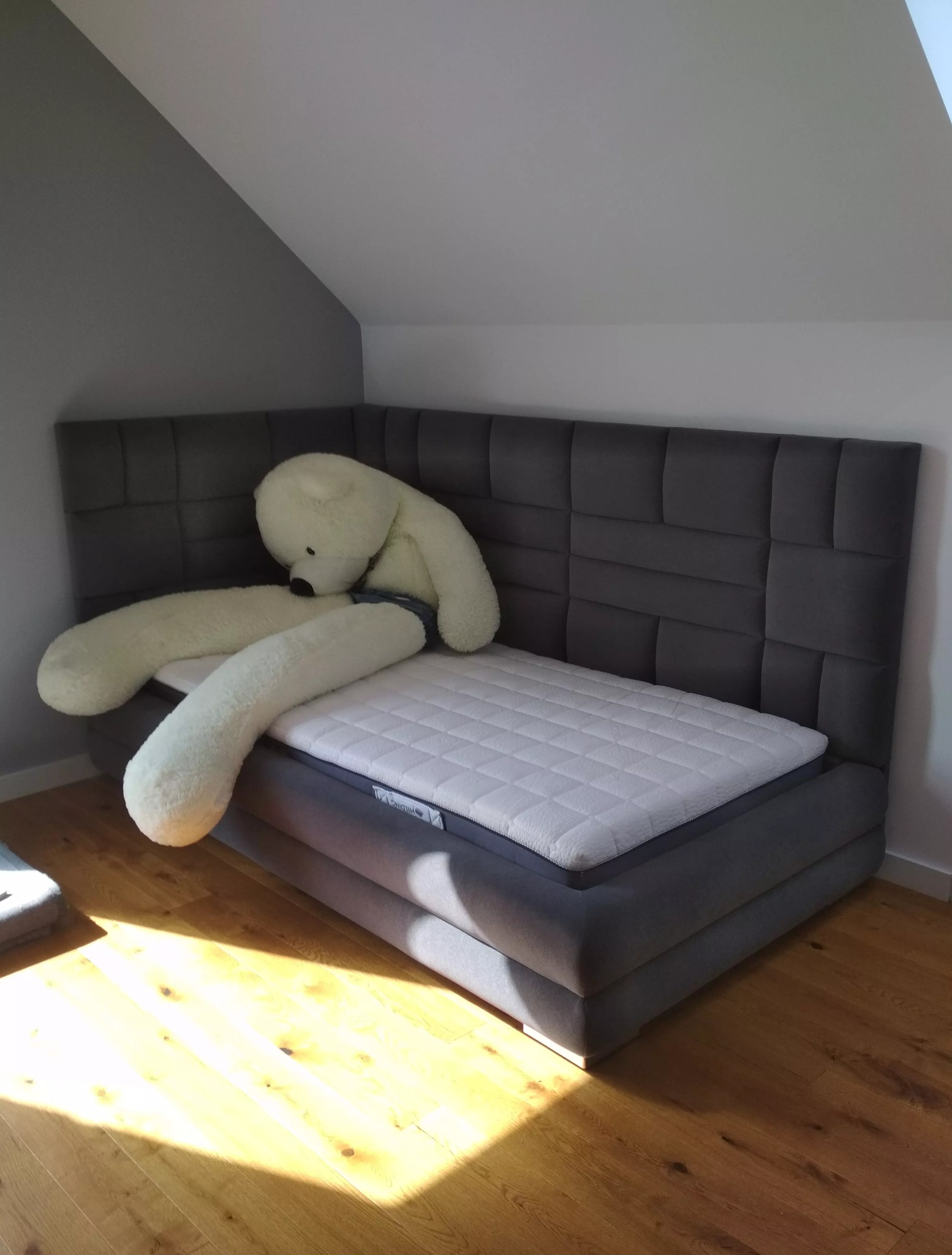 Łóżko tapicerowane