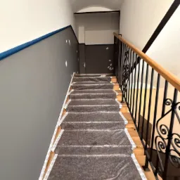 Remont ścian klatki schodowej w zabytkowej kamienicy w Krakowie