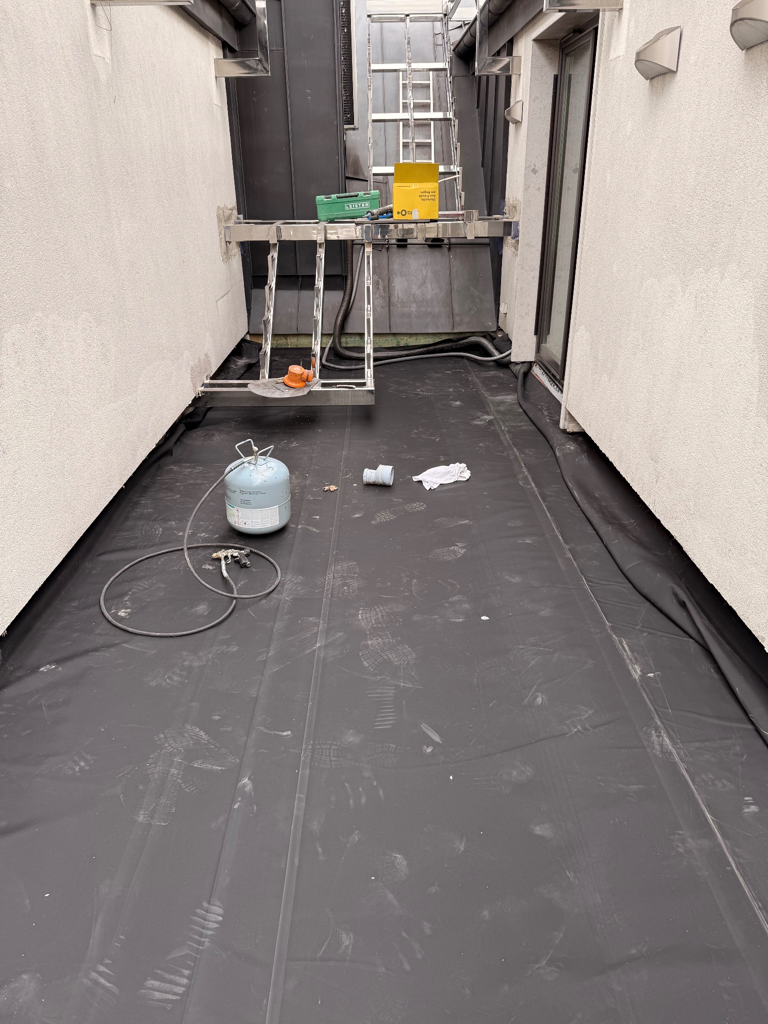 Montaż membrany EPDM Hertalan na tarasie