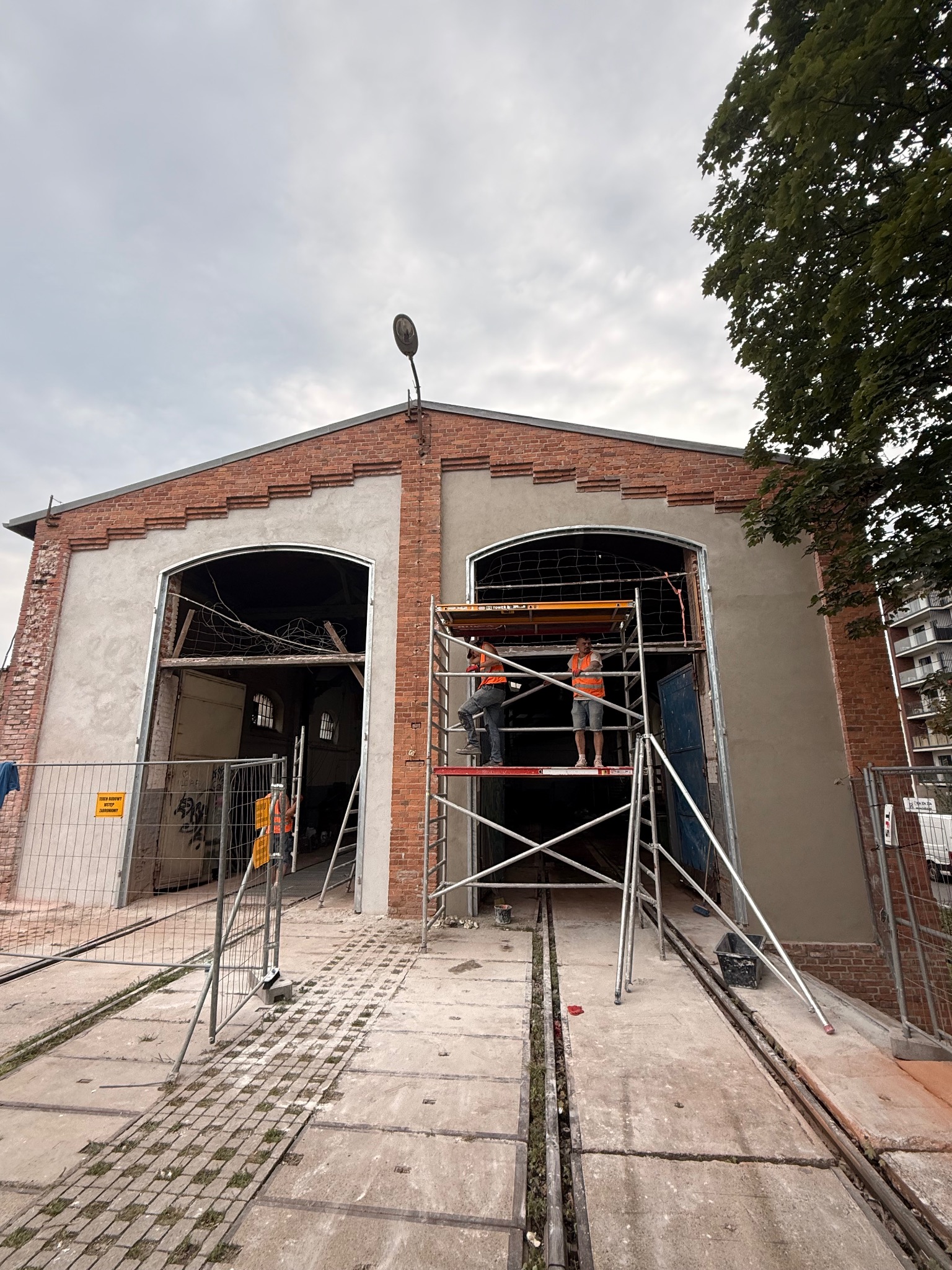 Remont zabytkowej ściany drezynowni PKP we Wrocławiu