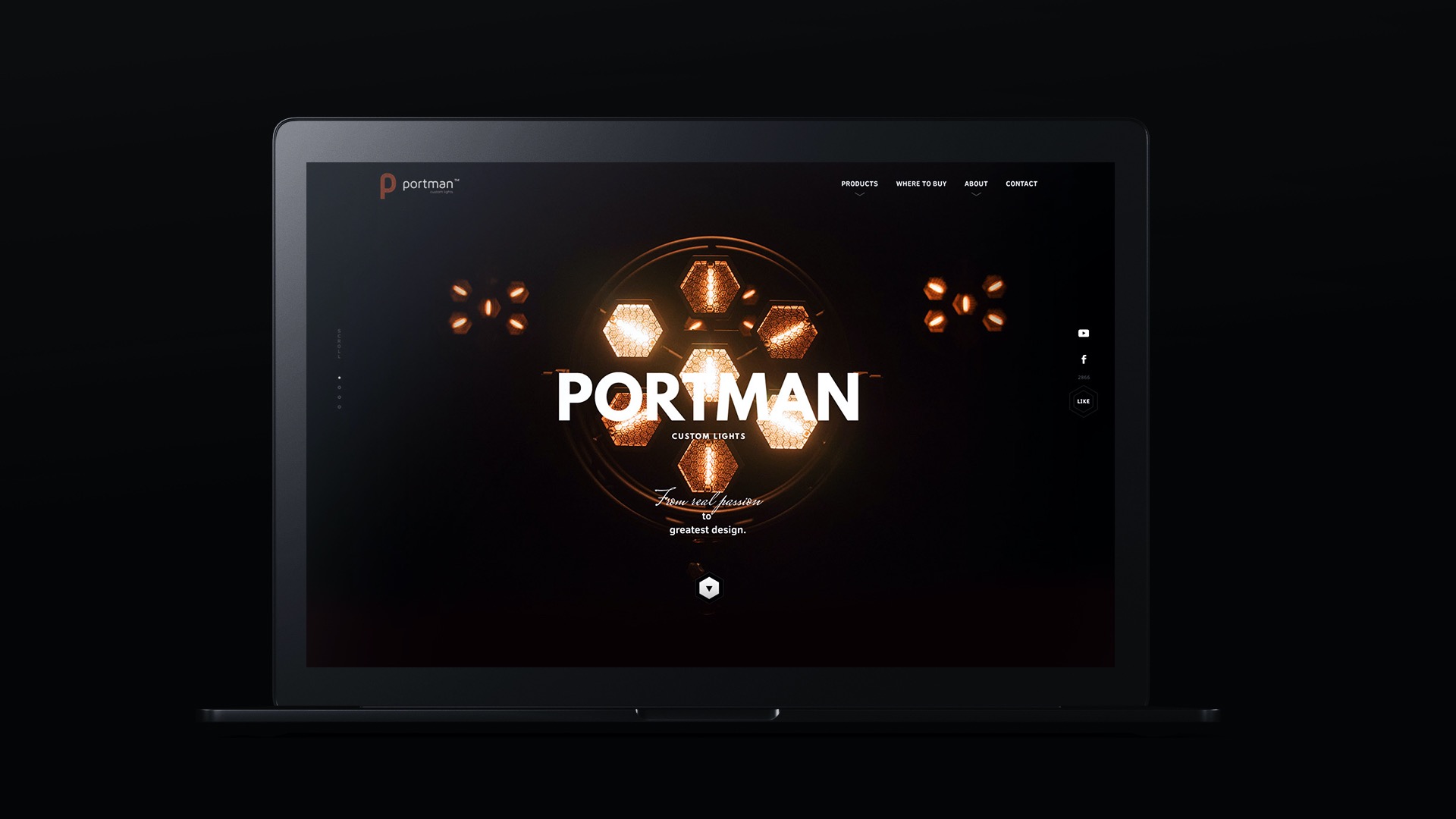 Ekran laptopa wyświetlający stronę internetową firmy Portman z oświetleniem, prezentującą ich logo i ofertę custom lights na ciemnym tle z elementami graficznymi w kształcie heksagonów.