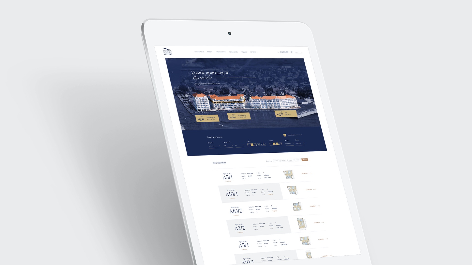 Ekran tabletu prezentujący responsywną stronę internetową z ofertą apartamentów nad morzem, widok z boku na białym tle.