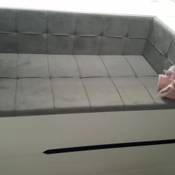 Meble Pod Wymiar - Szara, tapicerowana wnęka z białymi, lakierowanymi bokami, uzupełniona parą różowych, pluszowych kapci z motywem jednorożca.