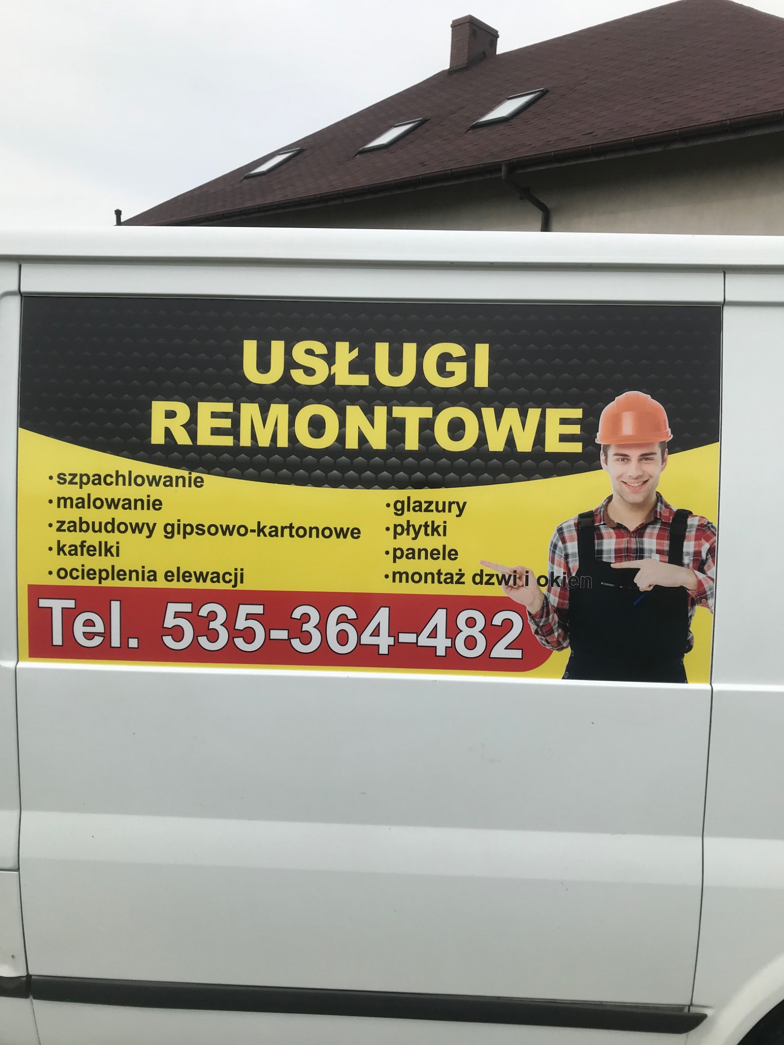 Reklama usług remontowych na samochodzie dostawczym: szpachlowanie, malowanie, zabudowy g-k, kafelki, ocieplenia, glazury, płytki, panele, montaż drzwi i okien. Numer telefonu.