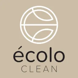 Logo firmy sprzątającej Écolo Clean z symbolem liścia wpisanego w okrąg na beżowym tle.
