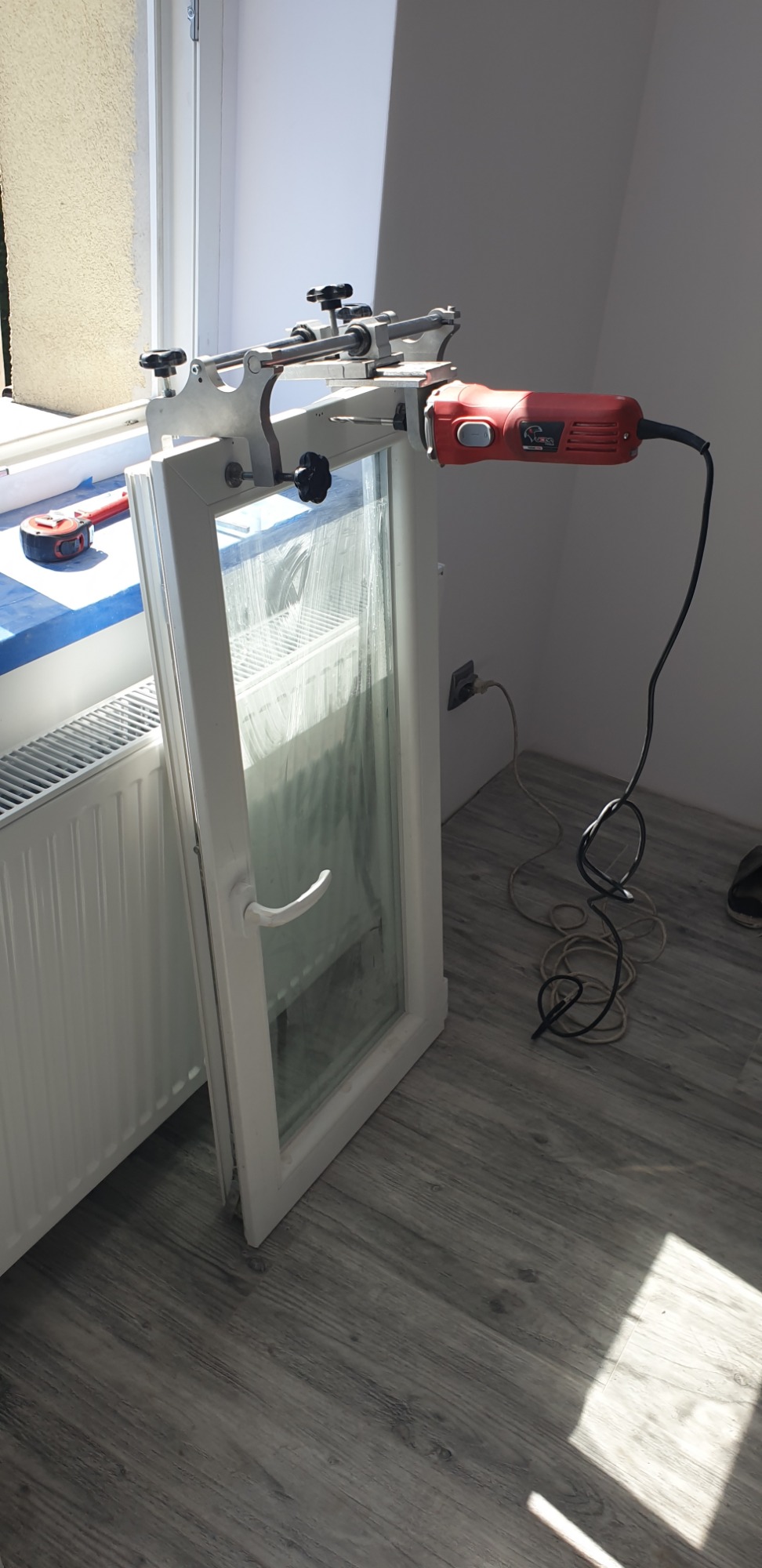 Fabryczny sprzęt do frezowania okien PCV.