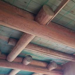 maty kapilarne w stropie drewnianym