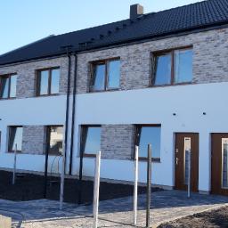 Połączenie cegły z pucem