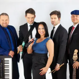 Pięcioosobowy zespół muzyczny w strojach wizytowych pozuje na białym tle, wokalistka z mikrofonem na pierwszym planie, klawiszowiec z Roland GW-8 po lewej, gitarzyści po bokach, perkusista...