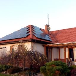 dom jednorodzinny , dach skośny . Instalacja 6 kW