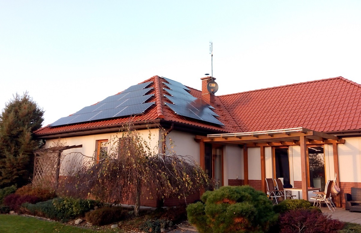 dom jednorodzinny , dach skośny . Instalacja 6 kW