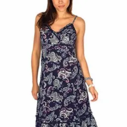 Kobieta w letniej sukience na ramiączkach z wzorem paisley, na białym tle.