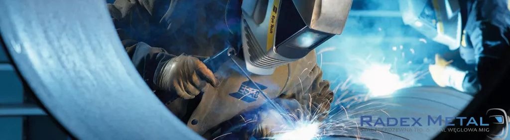 Spawanie rury przez spawacza w masce ochronnej Eye Tech, iskry i dym widoczne, logo Radexmetal.com w prawym dolnym rogu.