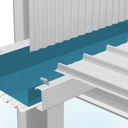 Raveco - Przekrój dachu z blachy trapezowej z uszczelnieniem i elementami mocującymi, widok z góry i boku.