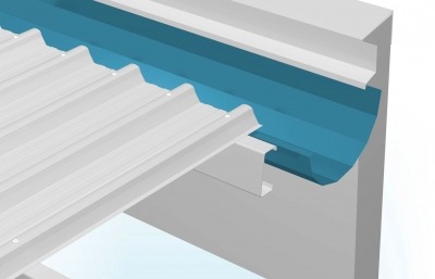 Wizualizacja 3D białej blachy trapezowej z niebieskim systemem odprowadzania wody deszczowej, zamocowanego na szarej ścianie budynku.