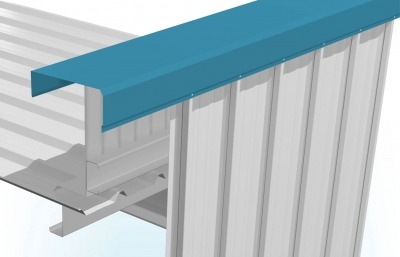 Szczegółowe ujęcie niebieskiej, metalowej obróbki blacharskiej attyki, przymocowanej do białej ściany z blachy trapezowej.