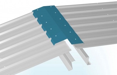 Kalenica dachu pokryta blachą w kolorze turkusowym, widoczne białe nity mocujące, szare panele dachowe w tle, render 3D.