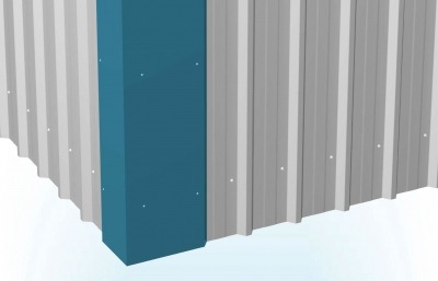 Detal narożnika ściany z blachy trapezowej w kolorze szarym, wykończonego niebieskim profilem narożnym, z widocznymi nitami łączącymi elementy.