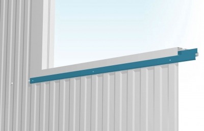 Fragment elewacji z oknem, z zamontowanym, niebieskim profilem okapowym, przymocowanym do blachy trapezowej.