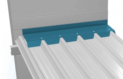 Szara blacha trapezowa z niebieskim wykończeniem, przymocowana do ściany, widoczne cztery otwory mocujące.