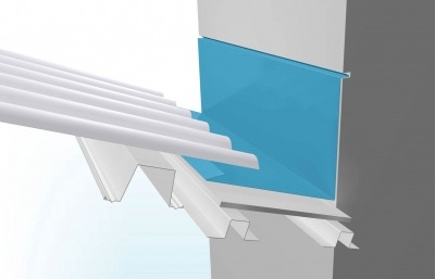 Wizualizacja obróbki blacharskiej dachu z blachy trapezowej przy ścianie, z zaznaczonym na niebiesko miejscem potencjalnego przecieku.