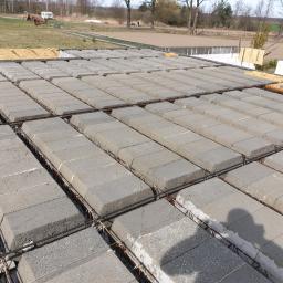 Wizner Usługi Budowlane Krystian Jurkowski - Wypełniony strop Teriva z widoczną siatką zbrojeniową i elementami szalunku w tle.