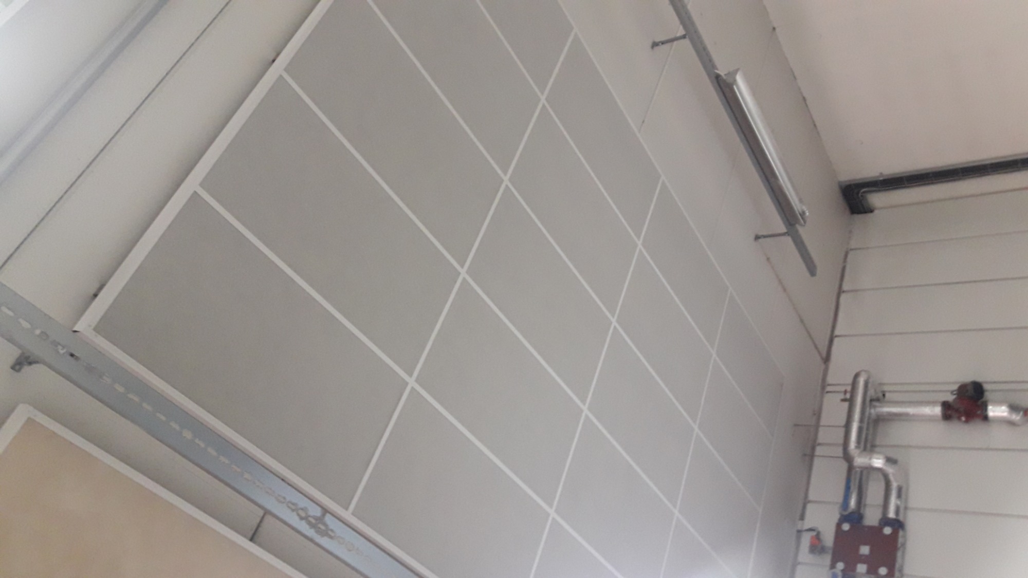 Montaż sufitu typu amstrong