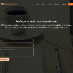 Ekran laptopa z otwartą stroną internetową firmy WEBLaboratorium.pl, oferującej profesjonalne strony internetowe. Na biurku obok laptopa leży notatnik i długopis, a w tle widoczna filiżanka z kawą.