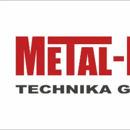 Czerwone logo firmy Metal-Fach Technika Grzewcza na białym tle, składające się z geometrycznego symbolu i nazwy firmy.