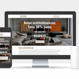 Prezentacja responsywnej strony internetowej na monitorze i smartfonie, promującej beton architektoniczny z kodem rabatowym BETON30, obok biały kubek.