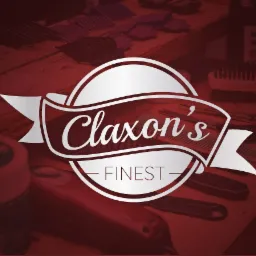 Stylizowane logo 'Claxon's Finest' na tle barberskiego stanowiska z grzebieniami, maszynką i kosmetykami, utrzymane w tonacji czerwieni.