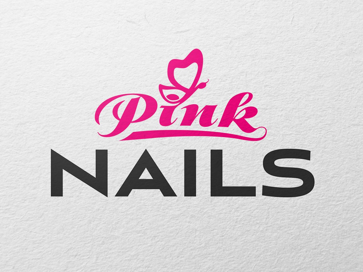 Logo salonu kosmetycznego 'Pink Nails' z różowym napisem stylizowanym na odręczny i motylem oraz czarnym, pogrubionym napisem 'NAILS' na teksturowanym, białym tle.