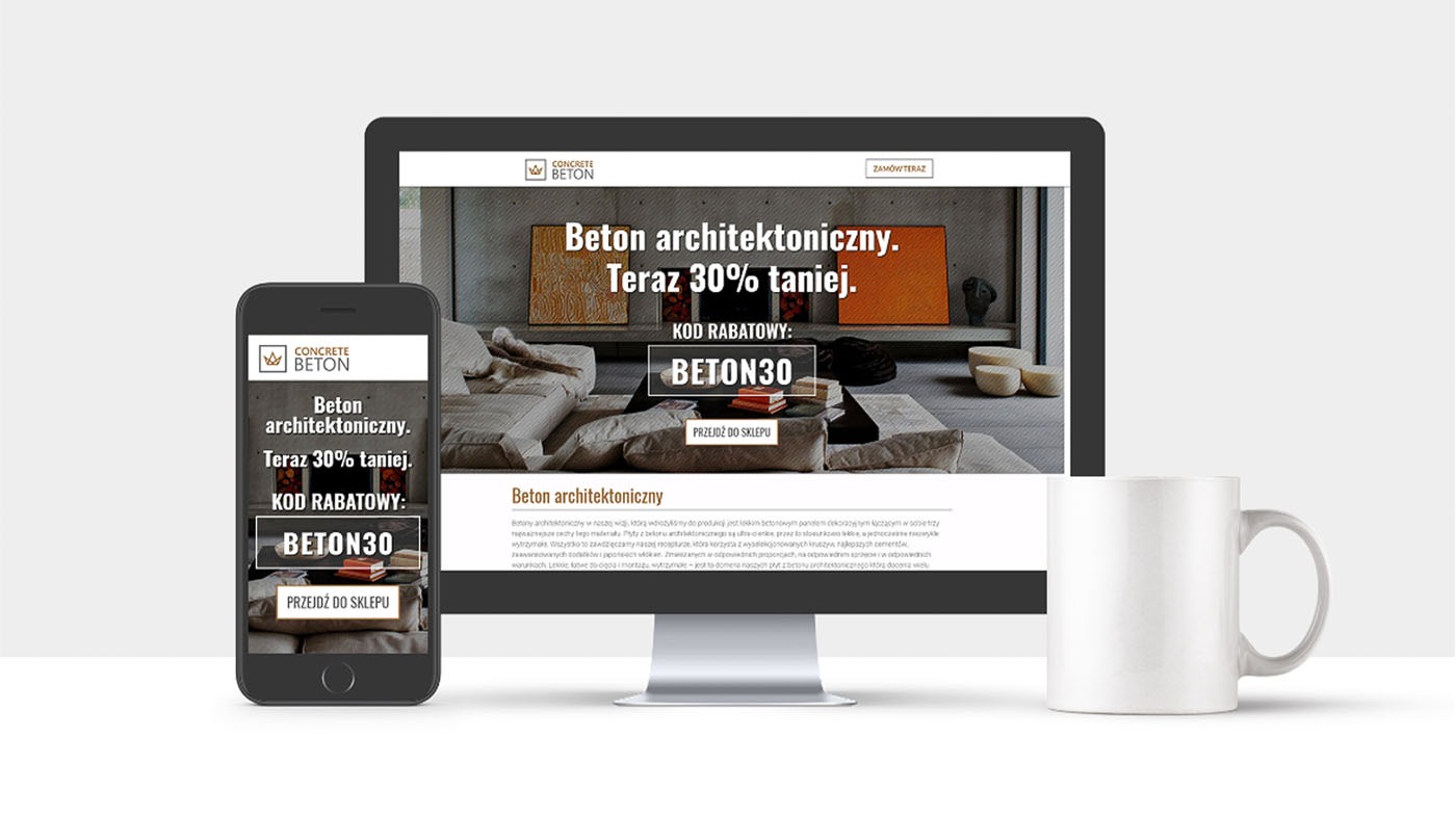 Prezentacja responsywnej strony internetowej na monitorze i smartfonie, promującej beton architektoniczny z kodem rabatowym BETON30, obok biały kubek.