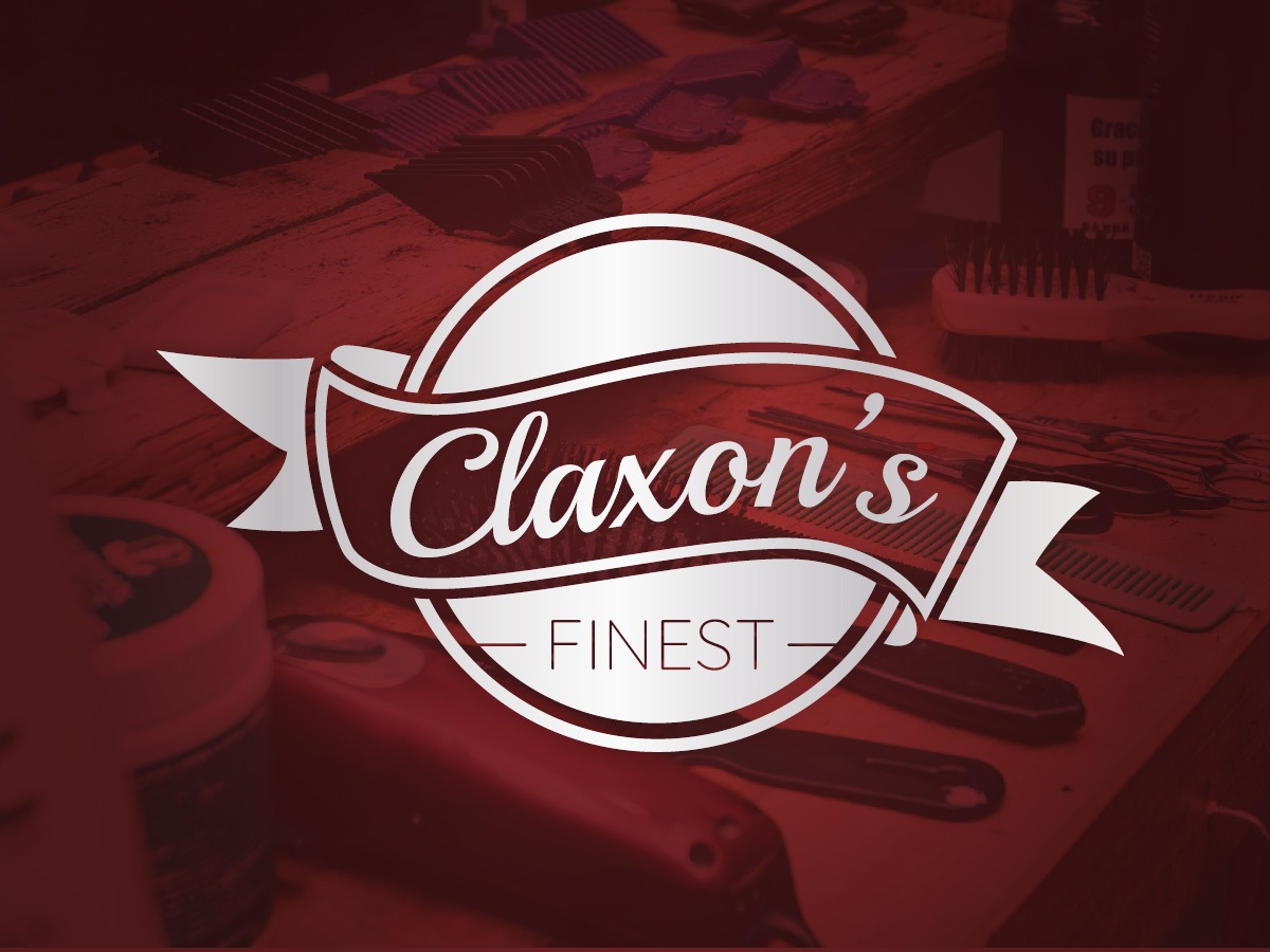 Stylizowane logo 'Claxon's Finest' na tle barberskiego stanowiska z grzebieniami, maszynką i kosmetykami, utrzymane w tonacji czerwieni.