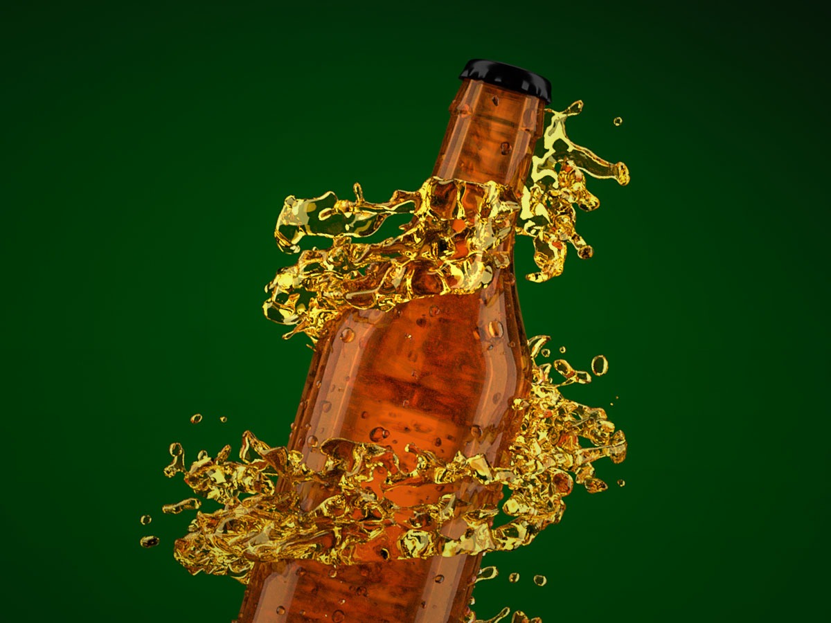 Butelka bursztynowego napoju w dynamicznym ujęciu z rozbryzgującą się cieczą na tle ciemnozielonym.