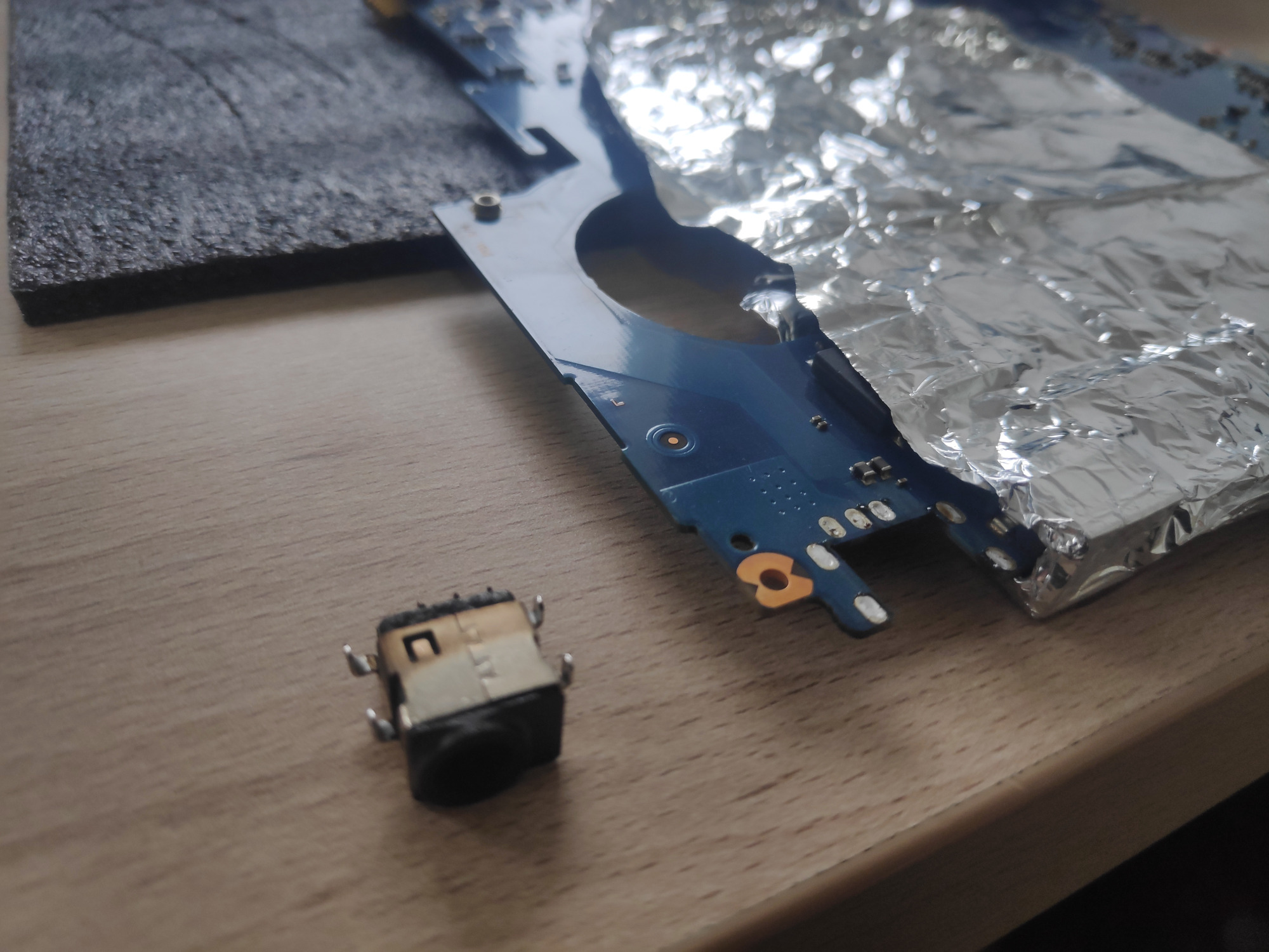 Wymontowane gniazdo zasilania laptopa Samsung