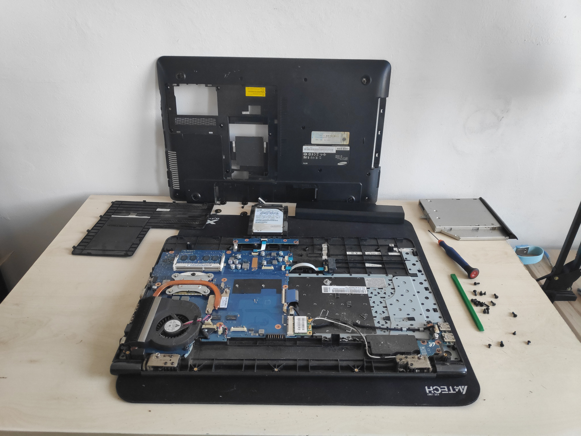 Przygotowywanie laptopa Samsung do wymiany gniazda zasilania