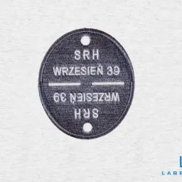 Okrągła naszywka z wyhaftowanym tekstem 'SRH WRZESIEŃ 39' w dwóch wierszach, z symetrycznymi poziomymi liniami oddzielającymi napisy, na jasnym tle.