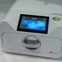 Avenue Estetic Klinika Kosmetologii - Autoklaw Enbio S, urządzenie do sterylizacji z wyświetlaczem pokazującym program sterylizacji ustawiony na 134 stopnie Celsjusza, widoczny napis SteamJet na uchwycie.