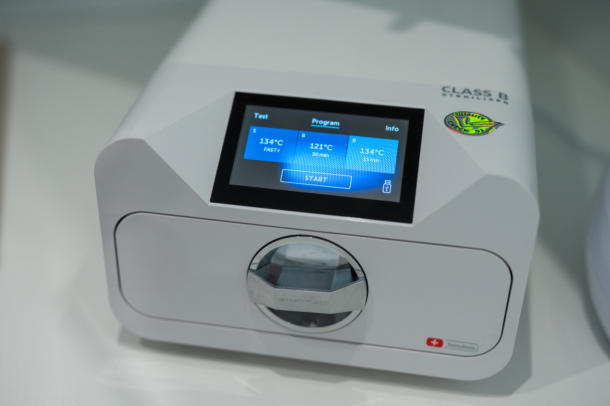 Autoklaw Enbio S, urządzenie do sterylizacji z wyświetlaczem pokazującym program sterylizacji ustawiony na 134 stopnie Celsjusza, widoczny napis SteamJet na uchwycie.