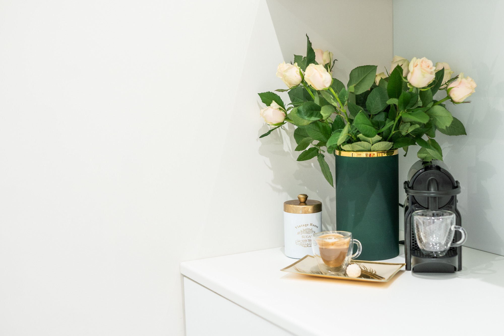 W naszej Klinice przed każdym zabiegiem zrelaksujesz się z pyszną filiżanką kawy.