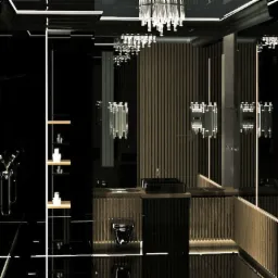 Elegancka łazienka w czerni i drewnie z kryształowymi żyrandolami i podświetlanymi półkami, minimalistyczna umywalka i toaleta, odbicia w lśniących powierzchniach.
