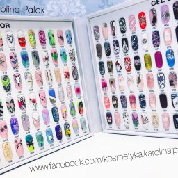 Strefa Piękna Beauty Salon - Paleta wzorników z różnorodnymi zdobieniami na tipsach żelowych, prezentująca bogatą ofertę wzorów w salonie manicure. Wzory od kwiatowych po abstrakcyjne.